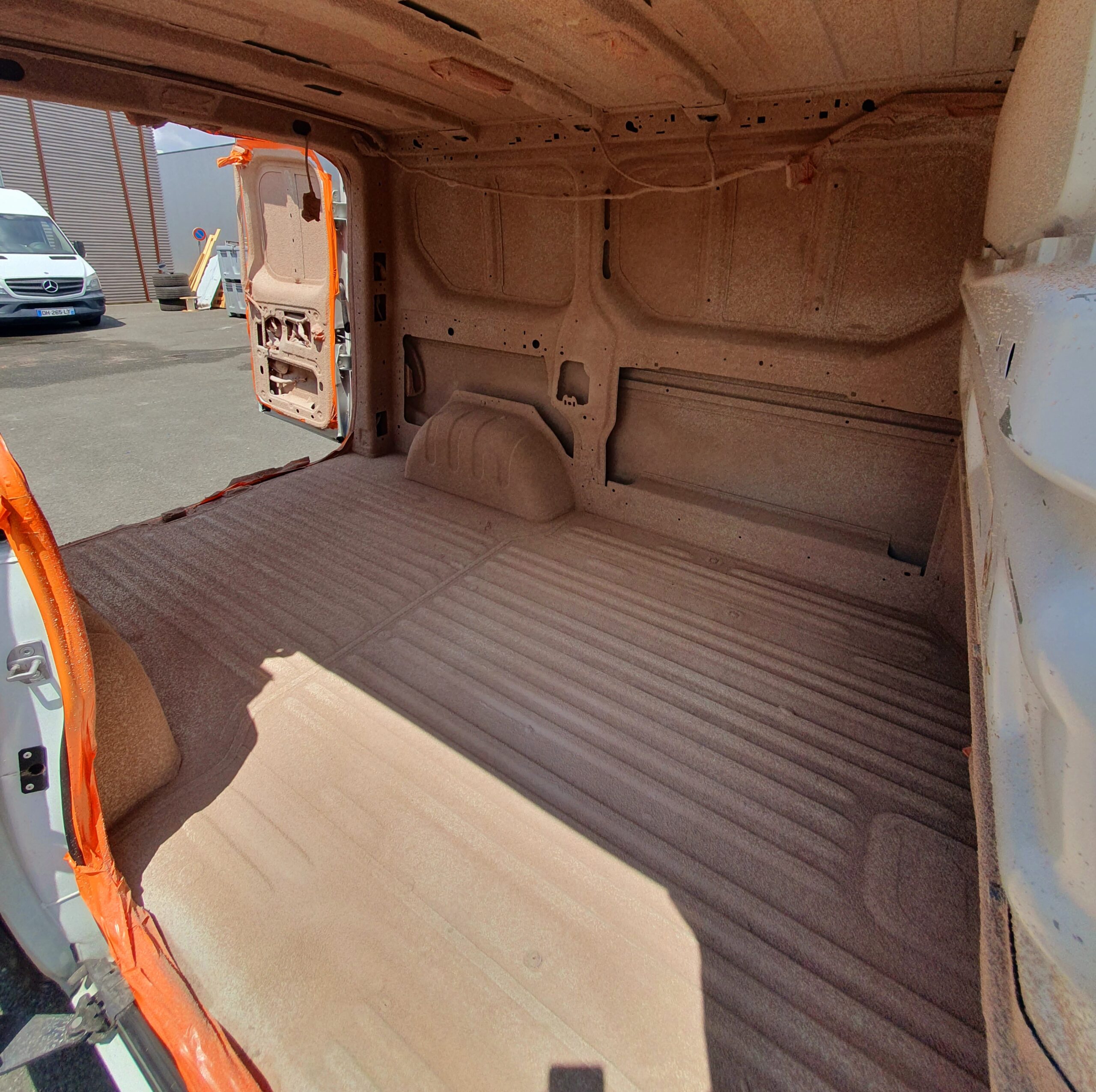 Image de l'intérieur d'un Renault trafic 3 isolé par du liège projeté