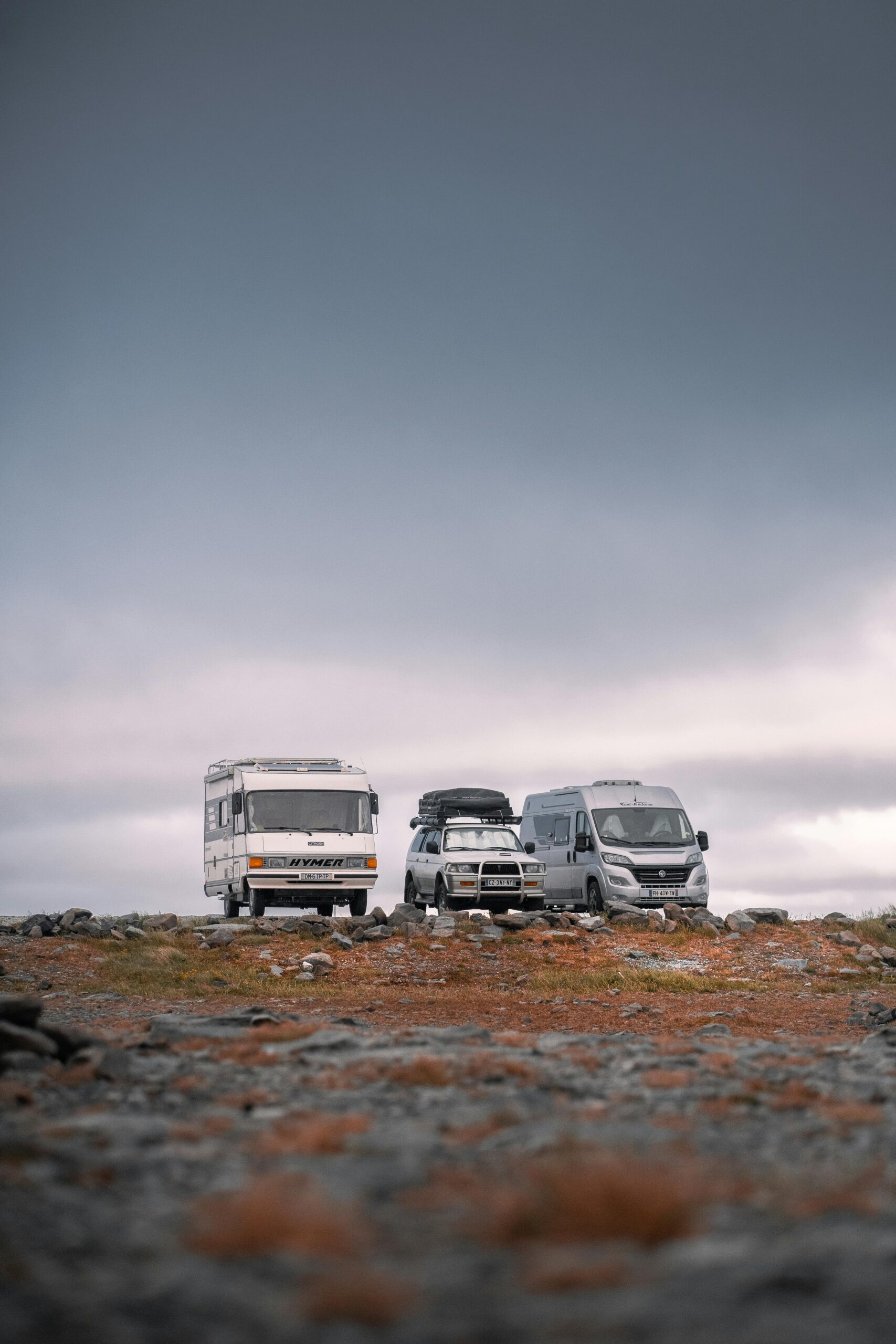 image de trois véhicules d'aventure cote à cote