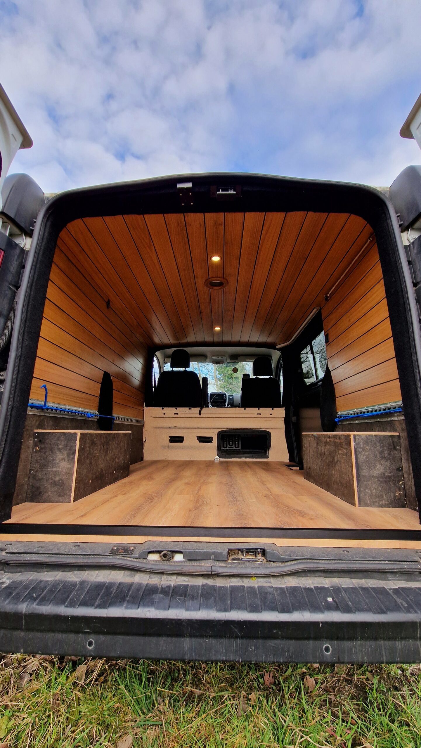 Habillage bois en lambris d'un van aménagé à bordeaux