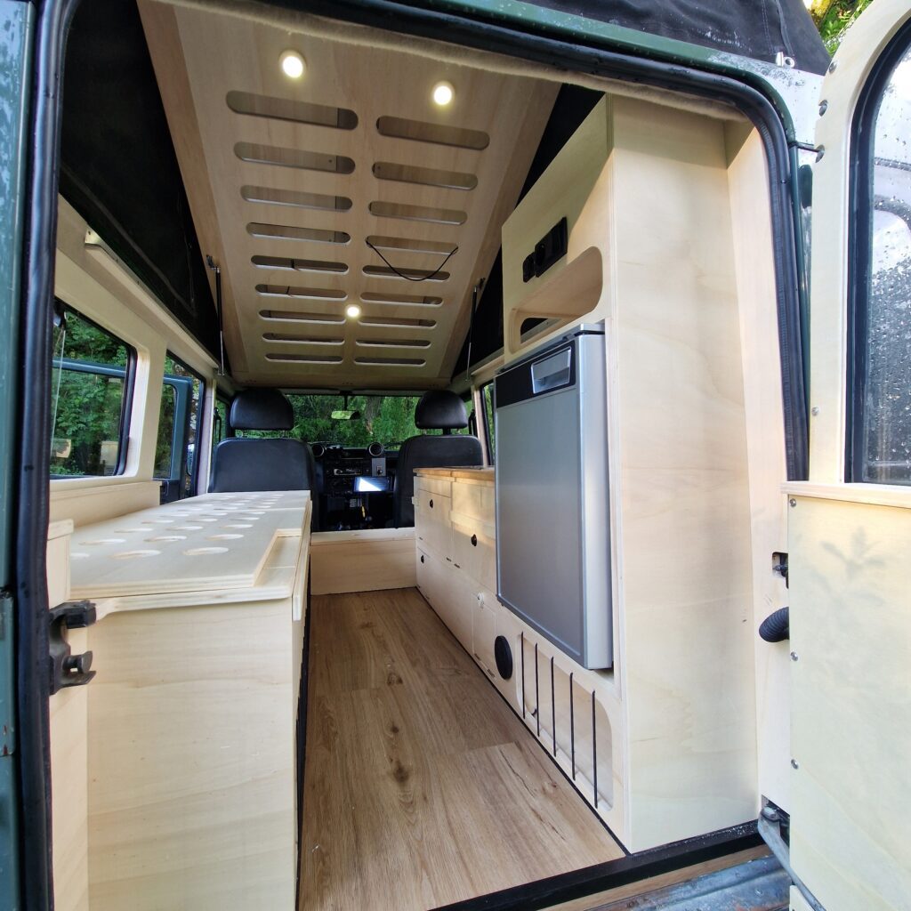 Aménagement sur mesure V2 Land rover defender TD4 2010 par l'Atelier La Champ'