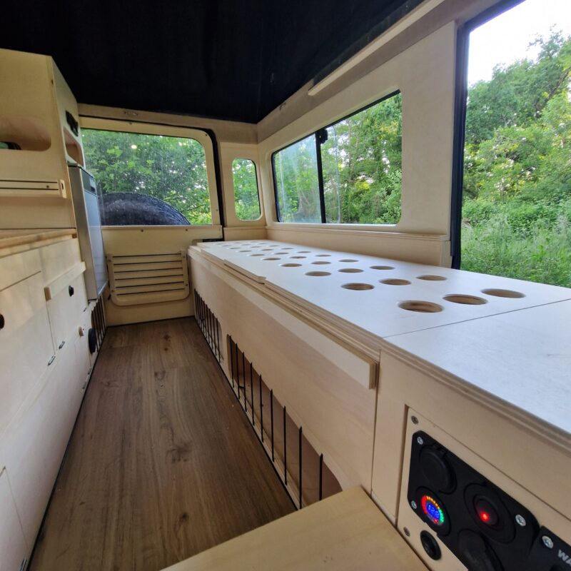 Aménagement sur mesure land rover defender vu de l'intérieur