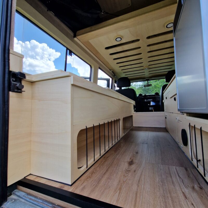 Aménagement sur mesure pour Land Rover Defender TD4 par l'atelier d'aménagement de vans bordelais La Champ', vue coursive