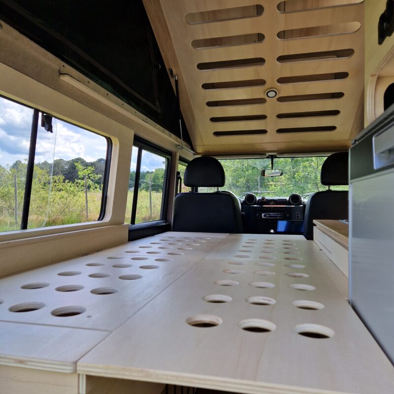 Lit d'appoint dans un Land rover defender TD4 par l'atelier La Champ'