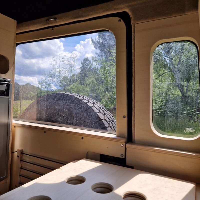 Arrière d'un aménagement sur mesure pour land rover defender