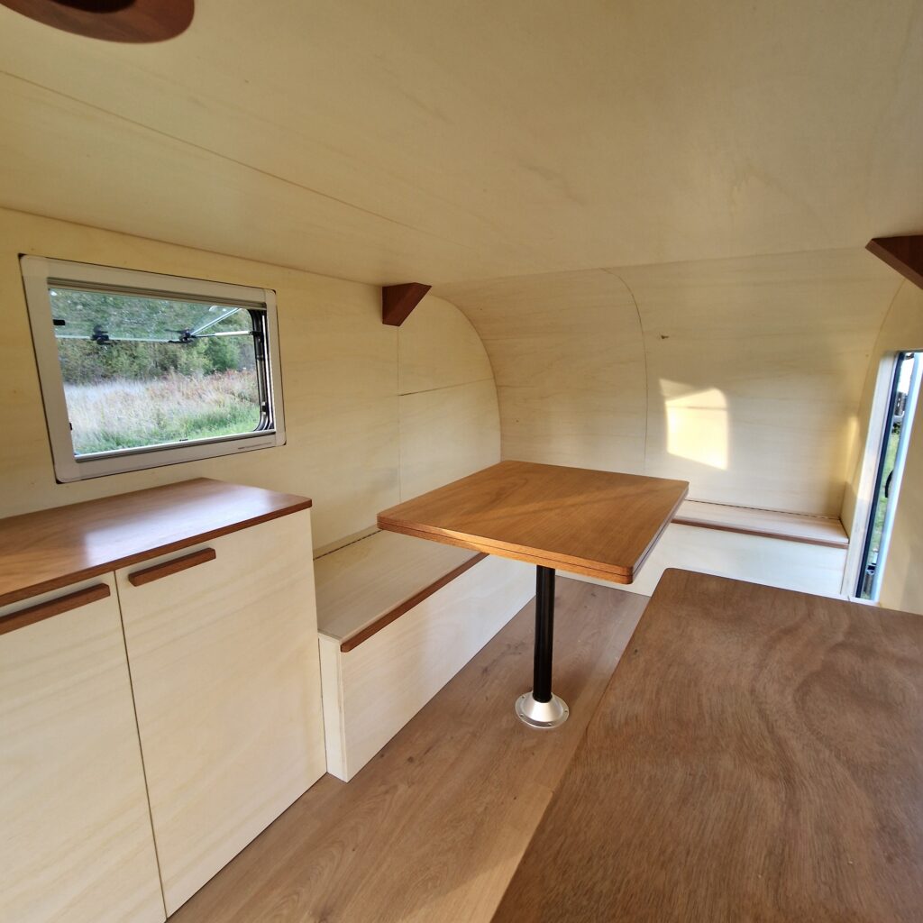 Plans de travail et table escamotable en contreplaqué Okoumé vernis avec chants plaqués dans une remorque aménagée à Bordeaux.